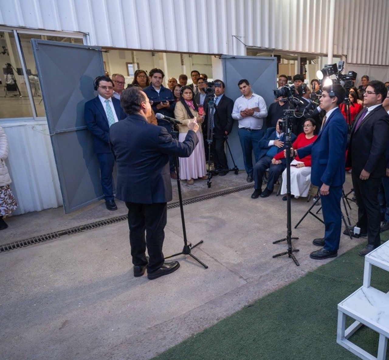 Miles de Personas se Congregan en Santiago de Chile para Escuchar al Dr. José Benjamín Pérez Matos