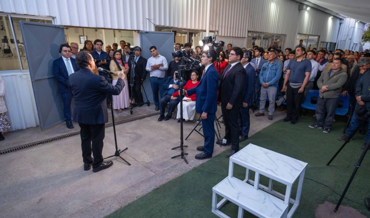Miles de Personas se Congregan en Santiago de Chile para Escuchar al Dr. José Benjamín Pérez Matos
